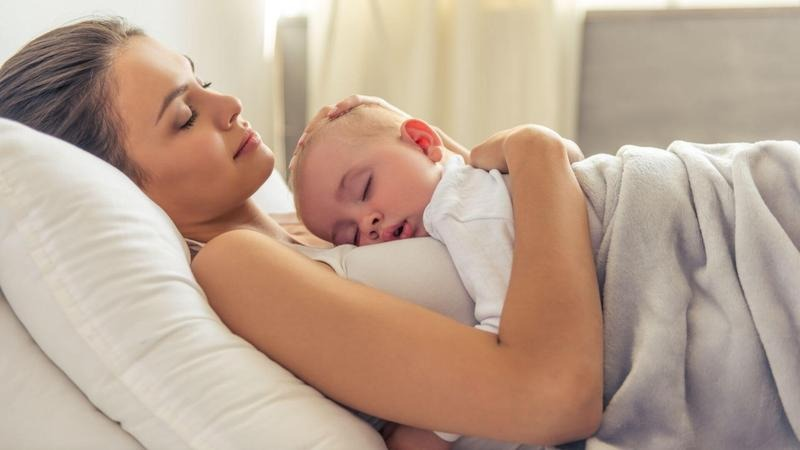 Kangurowanie po porodzie: co daje pierwsze 2 godziny bliskości?