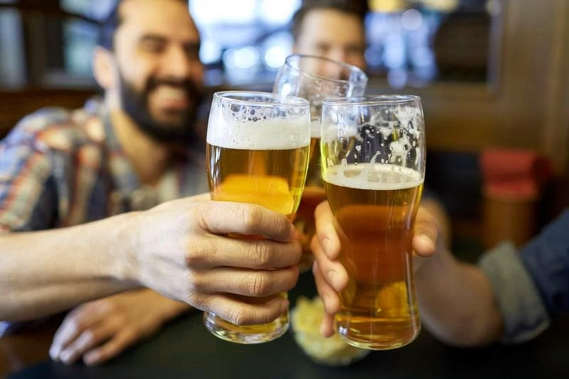 Weekendowy alkoholizm – kiedy picie tylko w weekend staje się problemem?